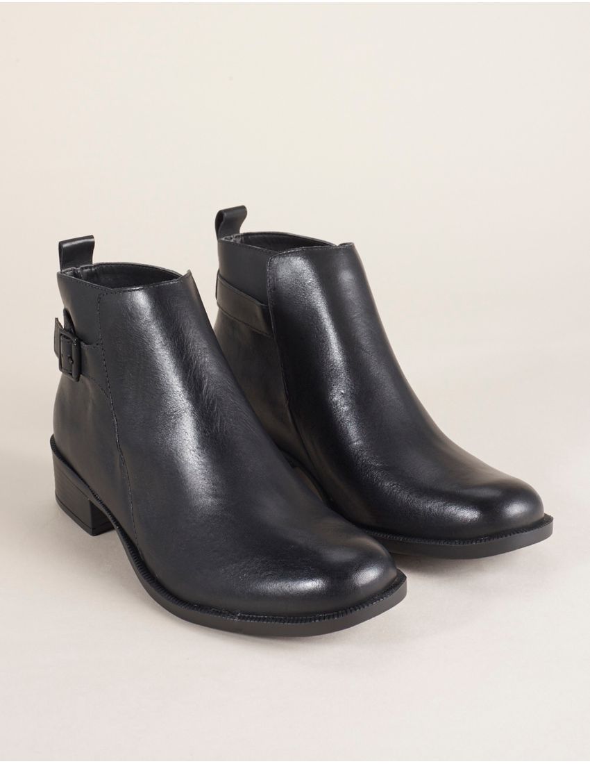 bota cano baixo com fivelas