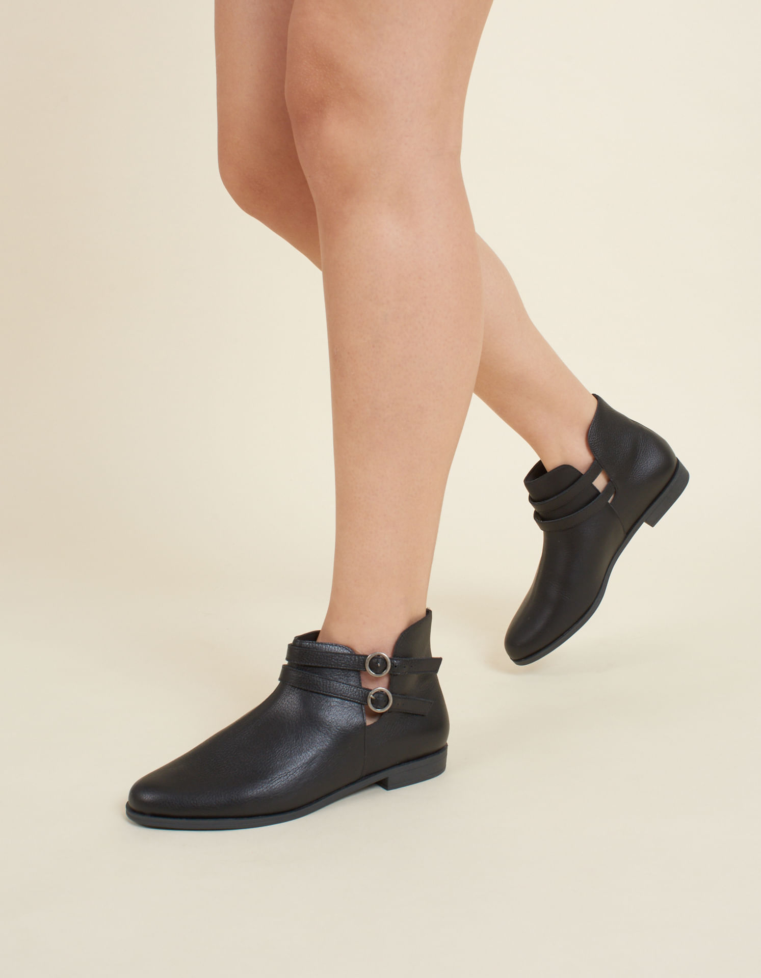 Bota de Couro Fivelas de Metal - Preto