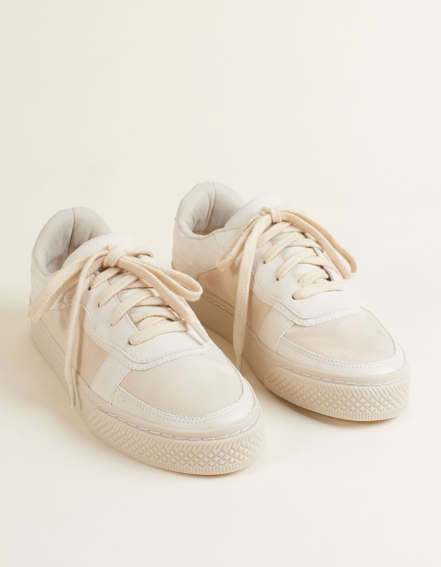 Tênis Soft Mix De Recortes E Detalhes Pesponto - Off White