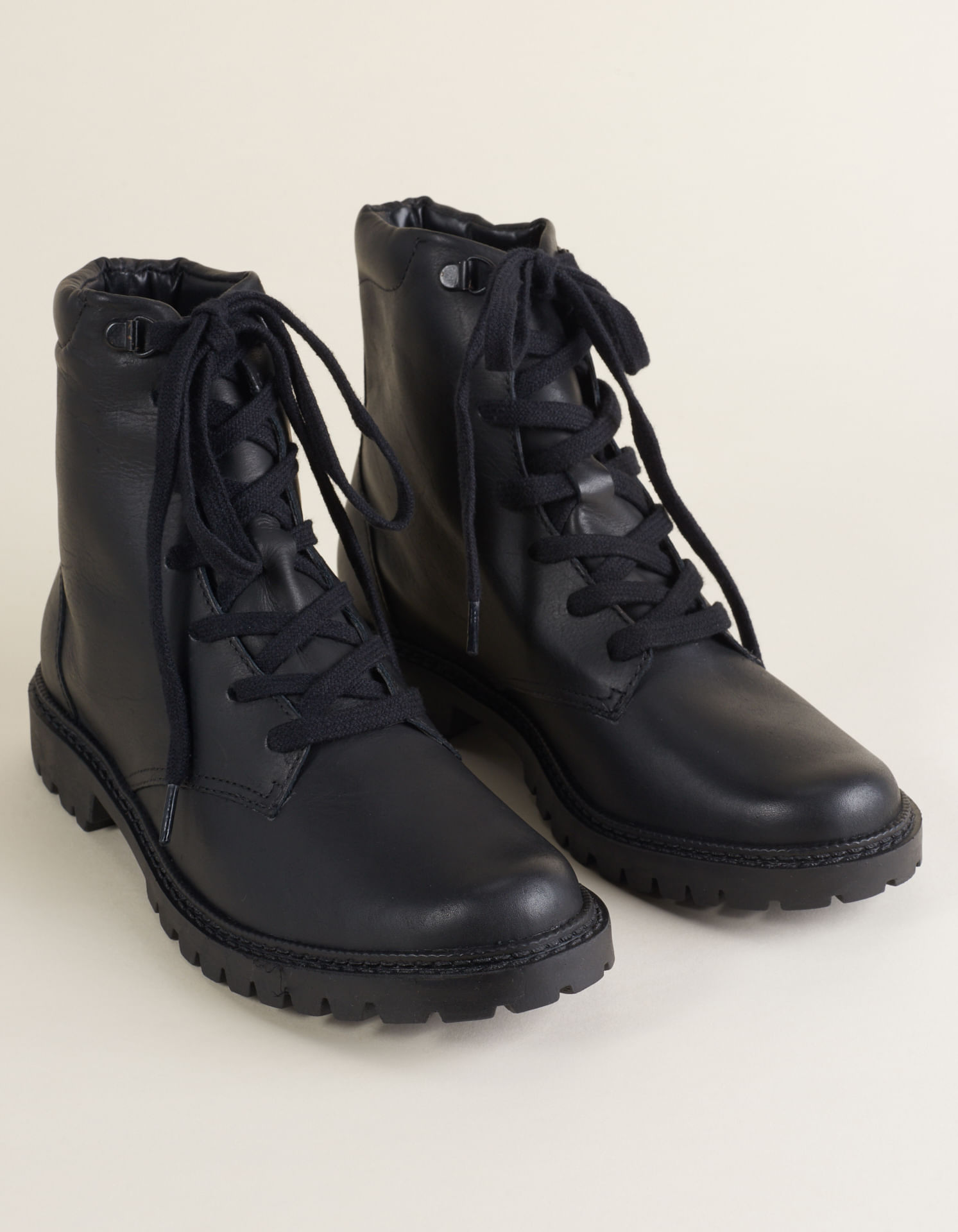 Coturno Couro Encerado Detalhe Puff - Preto