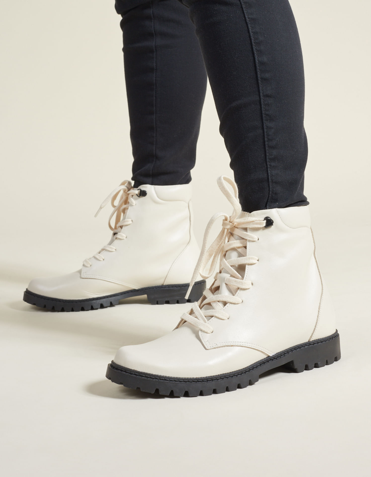 Coturno Couro Encerado Detalhe Puff - Off White