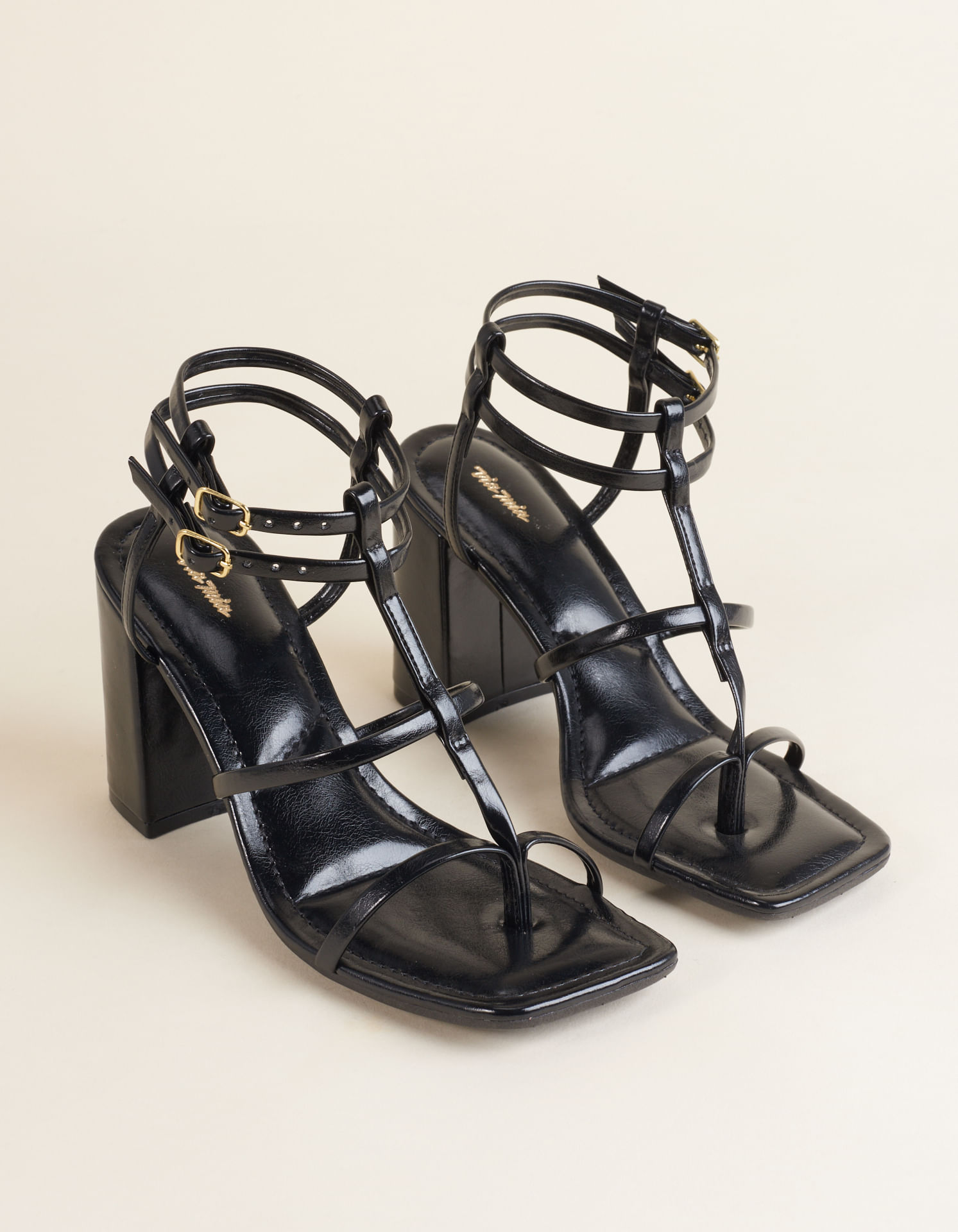 Sandália alta soft com fivelas - Preto