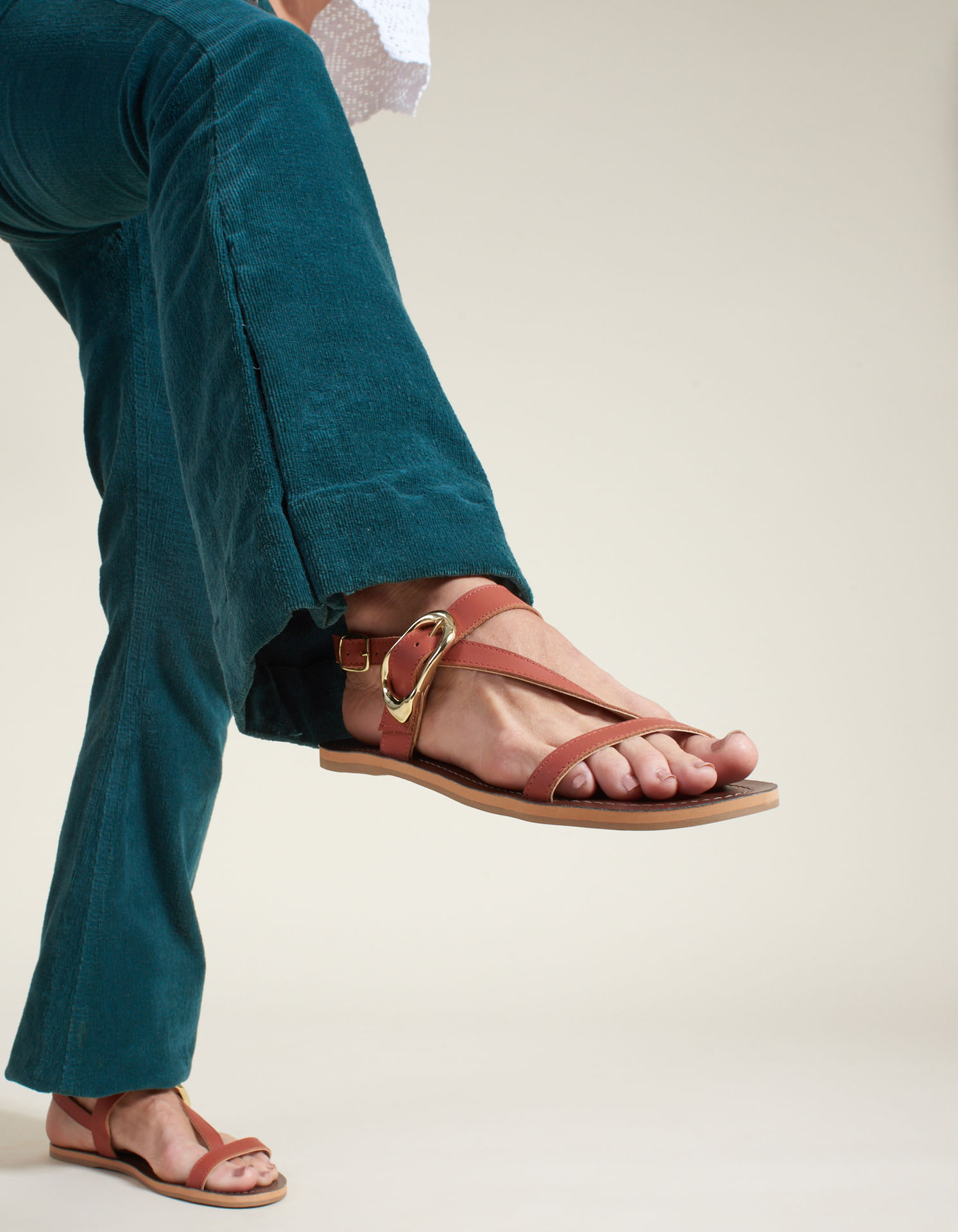 Rasteira fivela orgânica - Camel