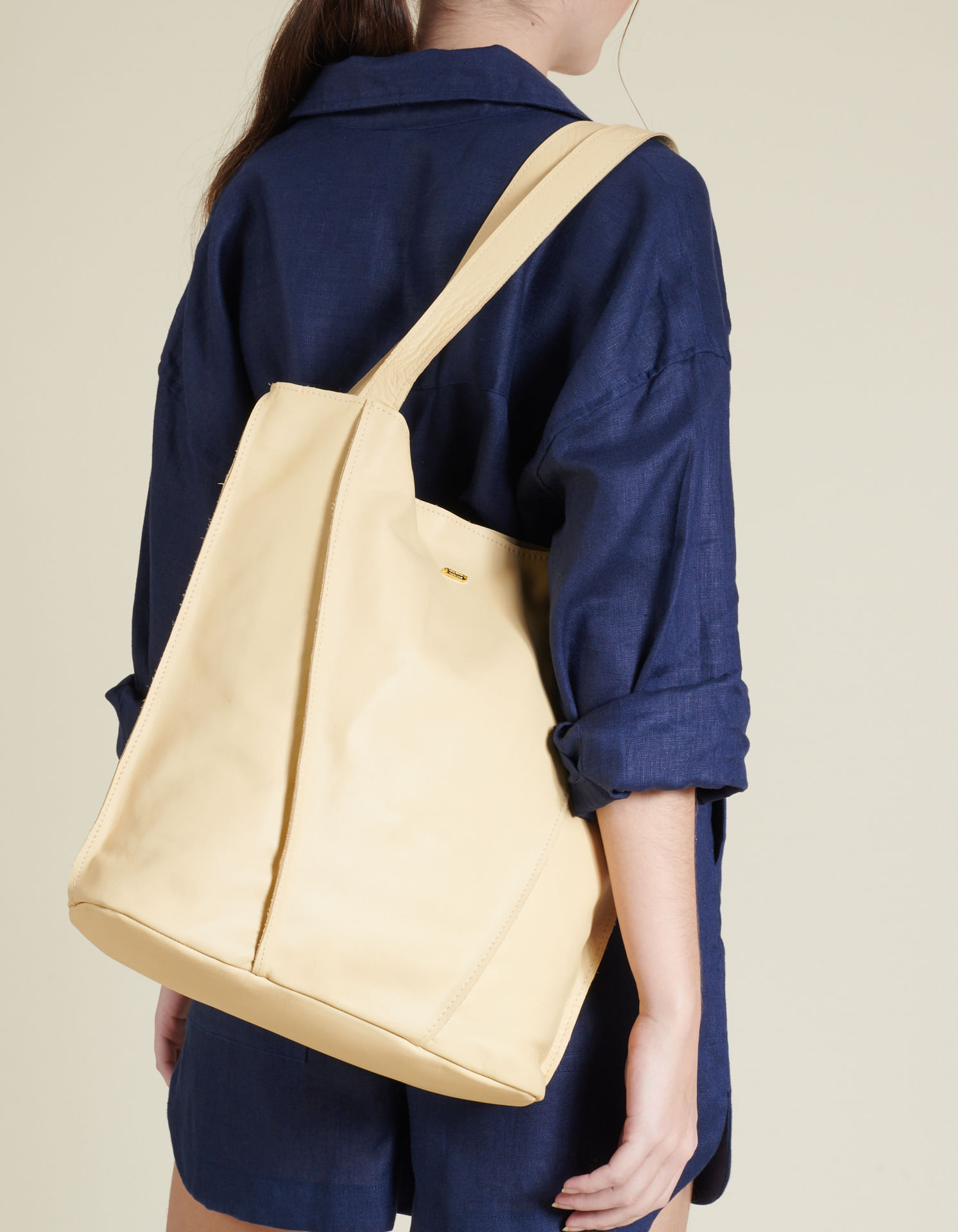 Bolsa grande couro costura invertida - Creme