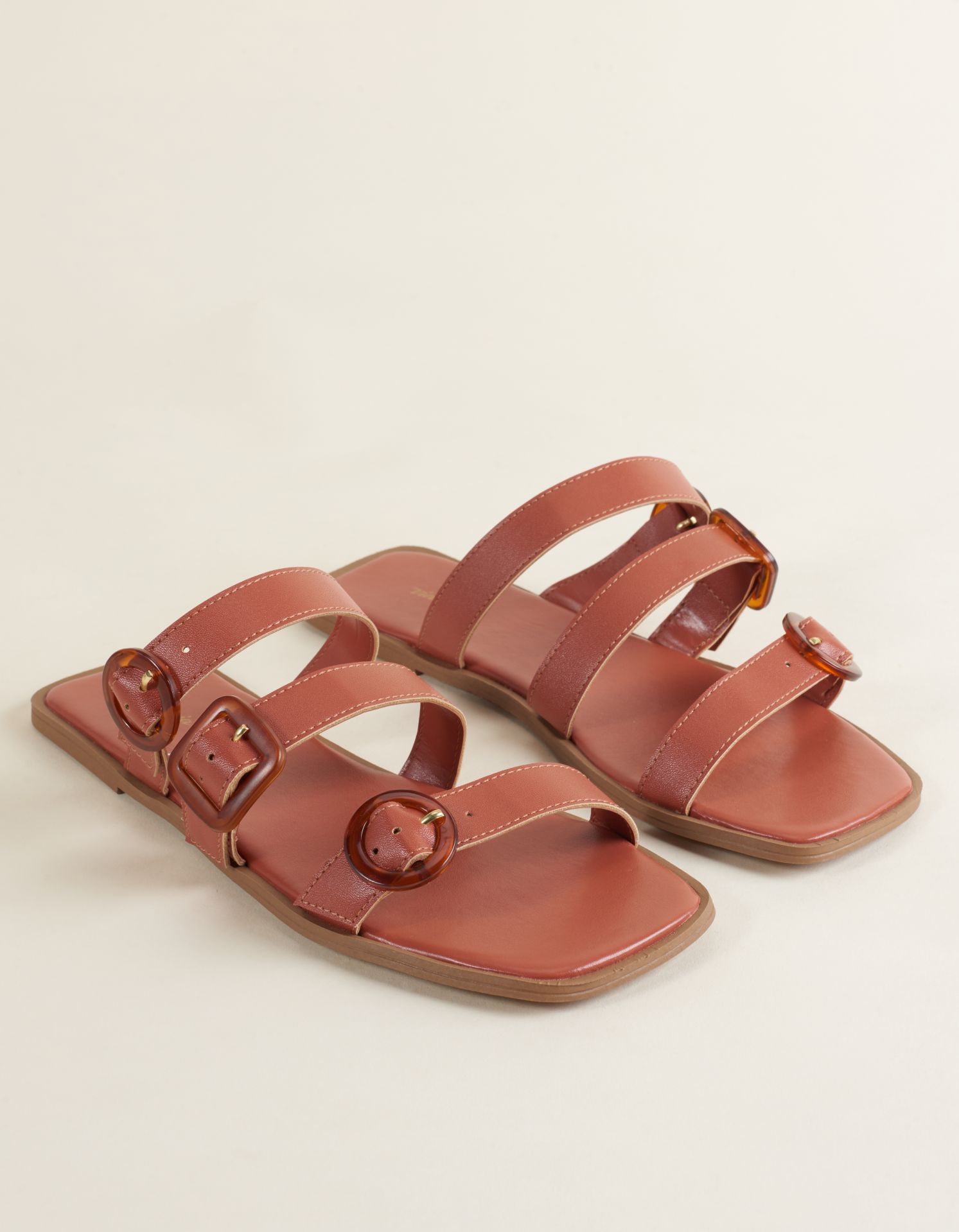 Rasteira com Fivelas Tartaruga - Camel
