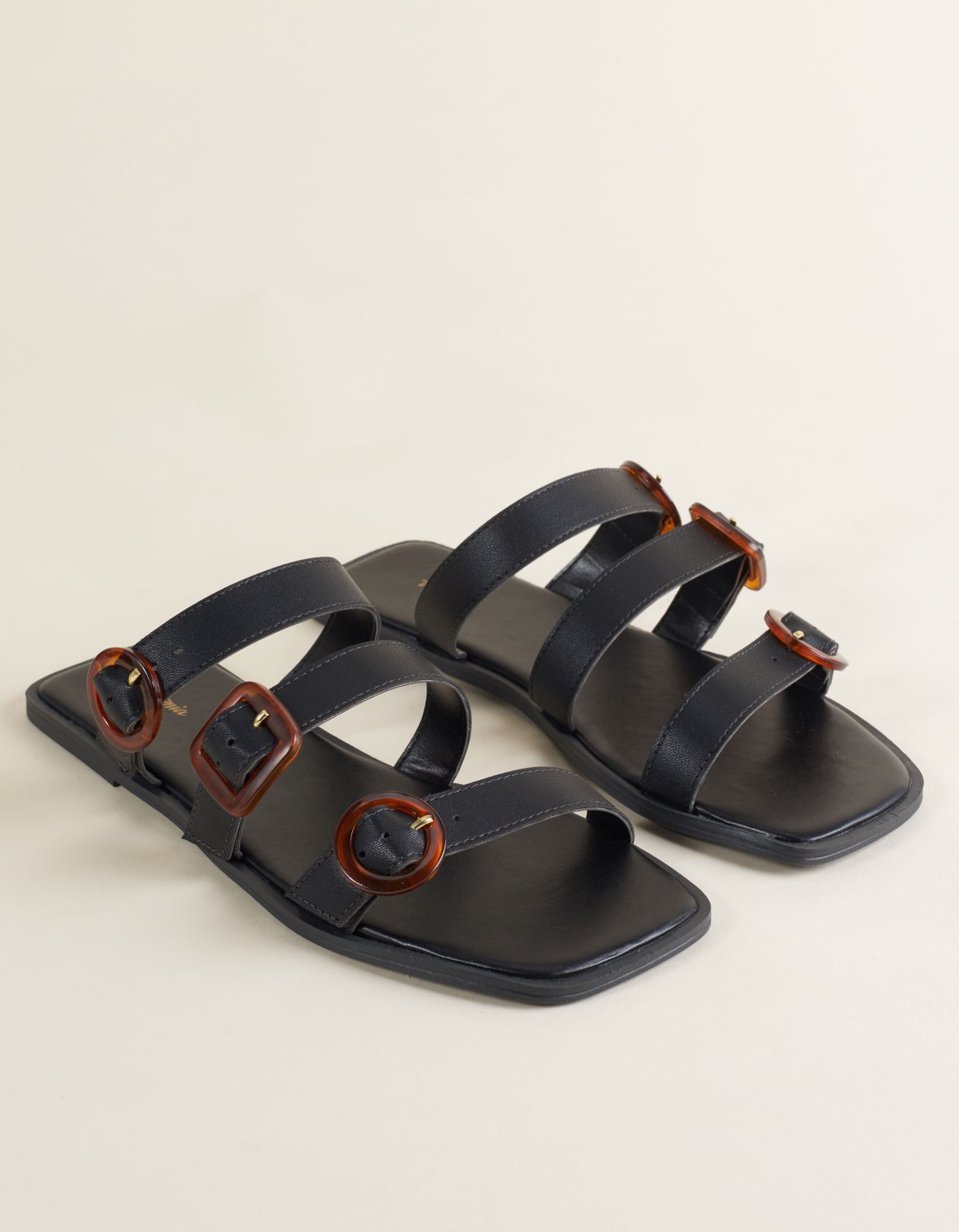 Rasteira com Fivelas Tartaruga - Preto