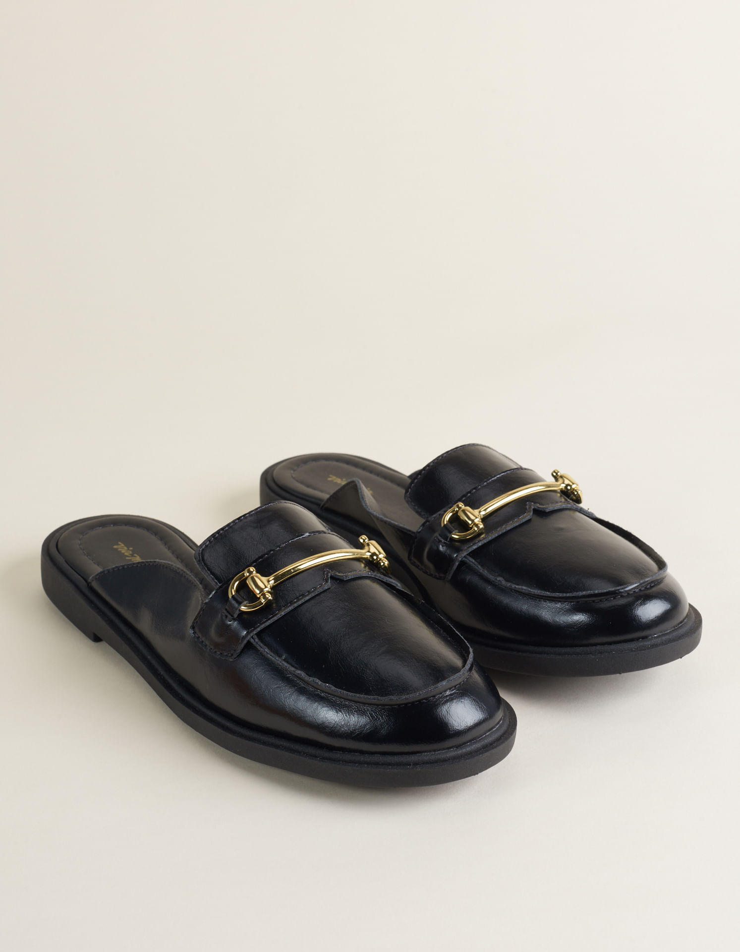 Mule Soft Com Detalhe Metal - Preto