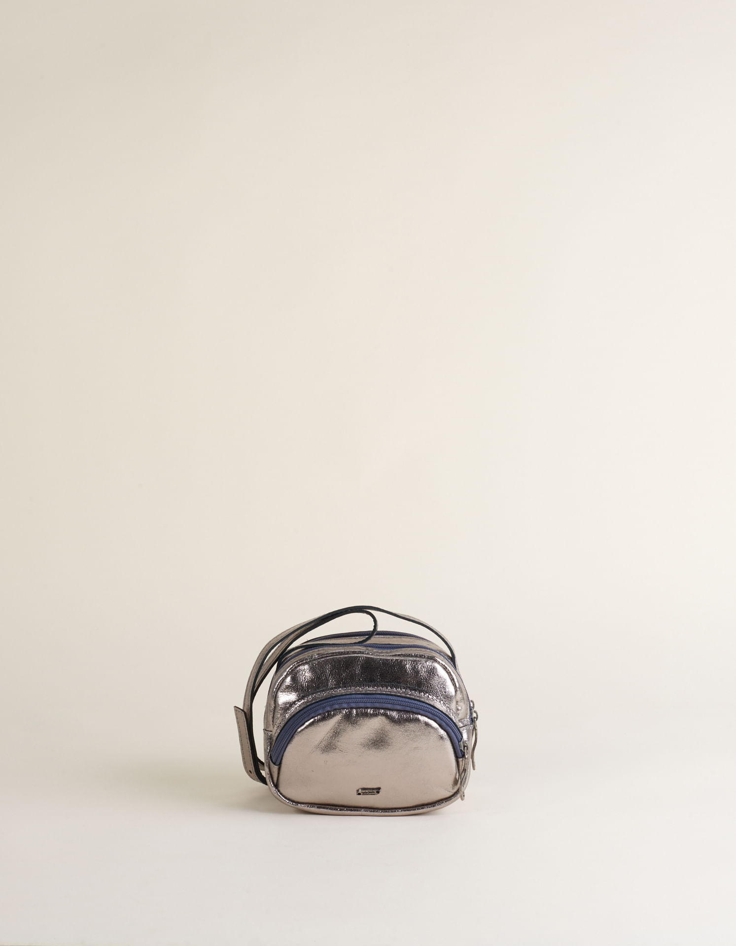 Bolsa Pequena Couro Com Bolsos Metalizadas - Prata Velho