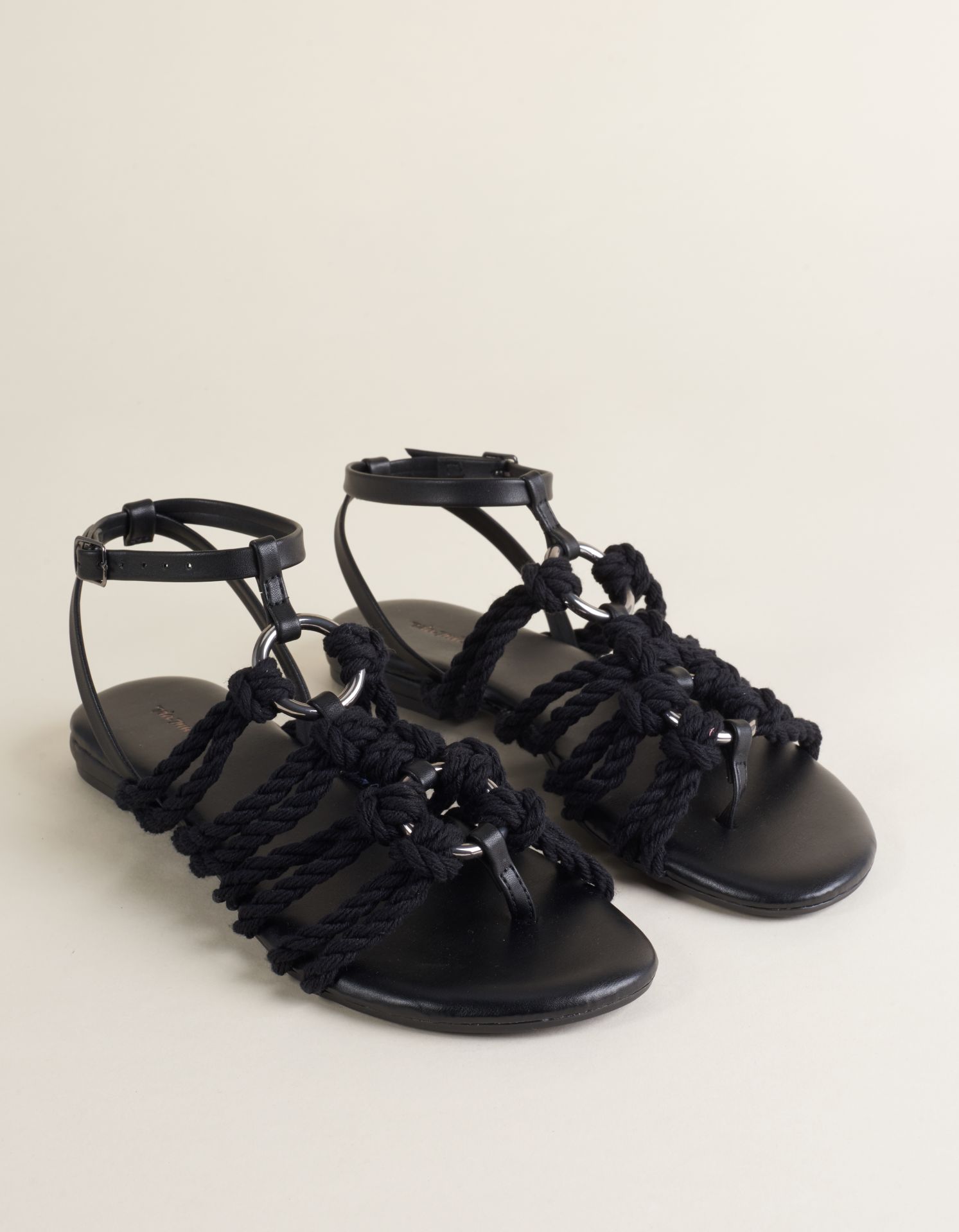 Rasteira Com Argola De Metal - Preto