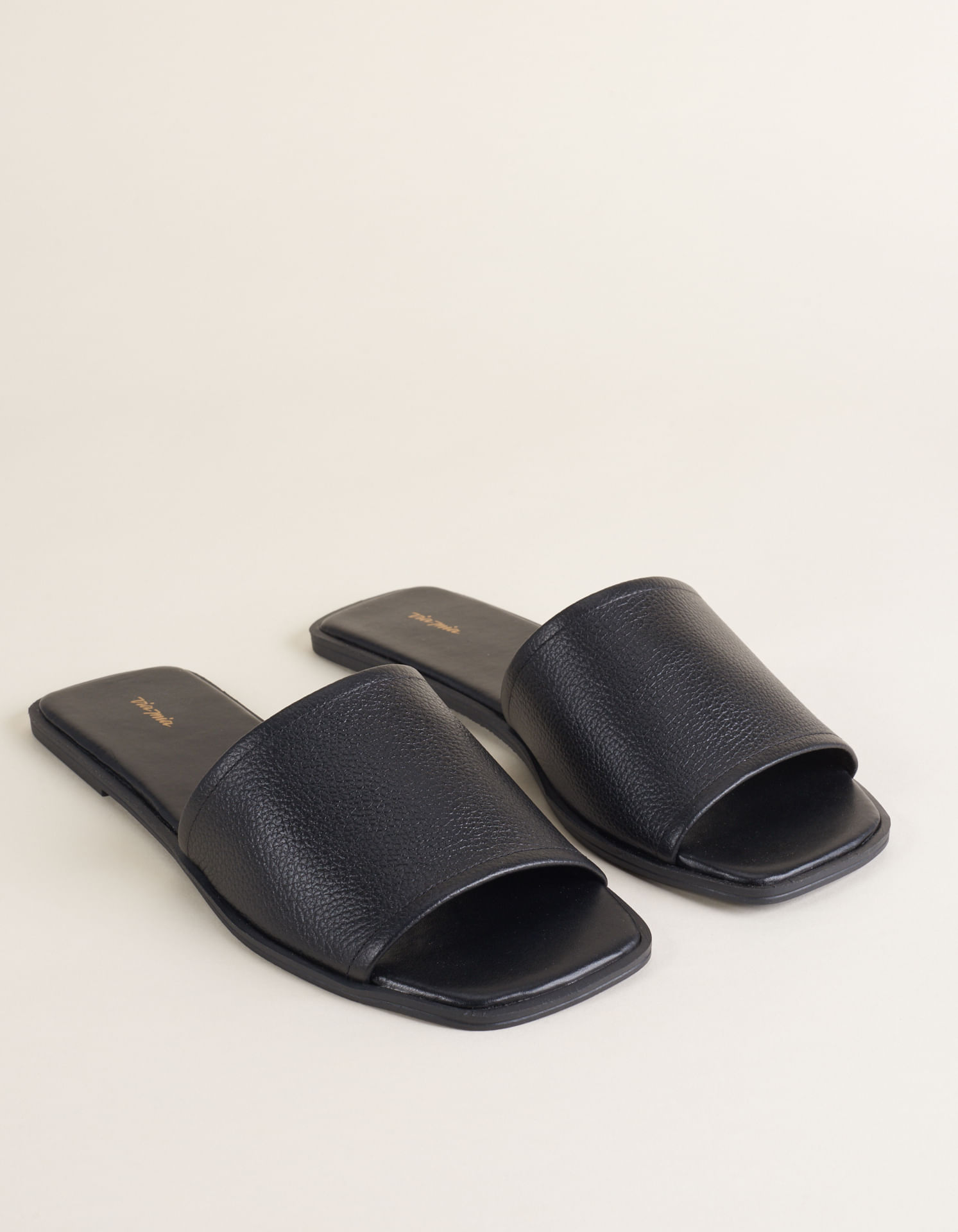 Rasteira Tipo Chinelo De Couro - Preto