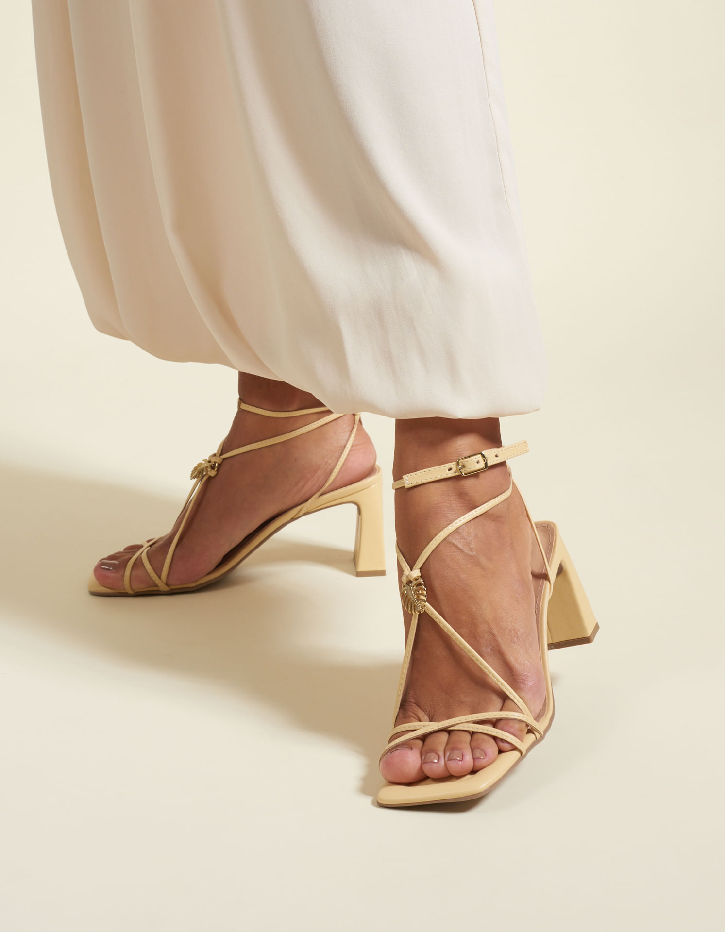 Sandália Alta Soft Detalhe Folha - Creme