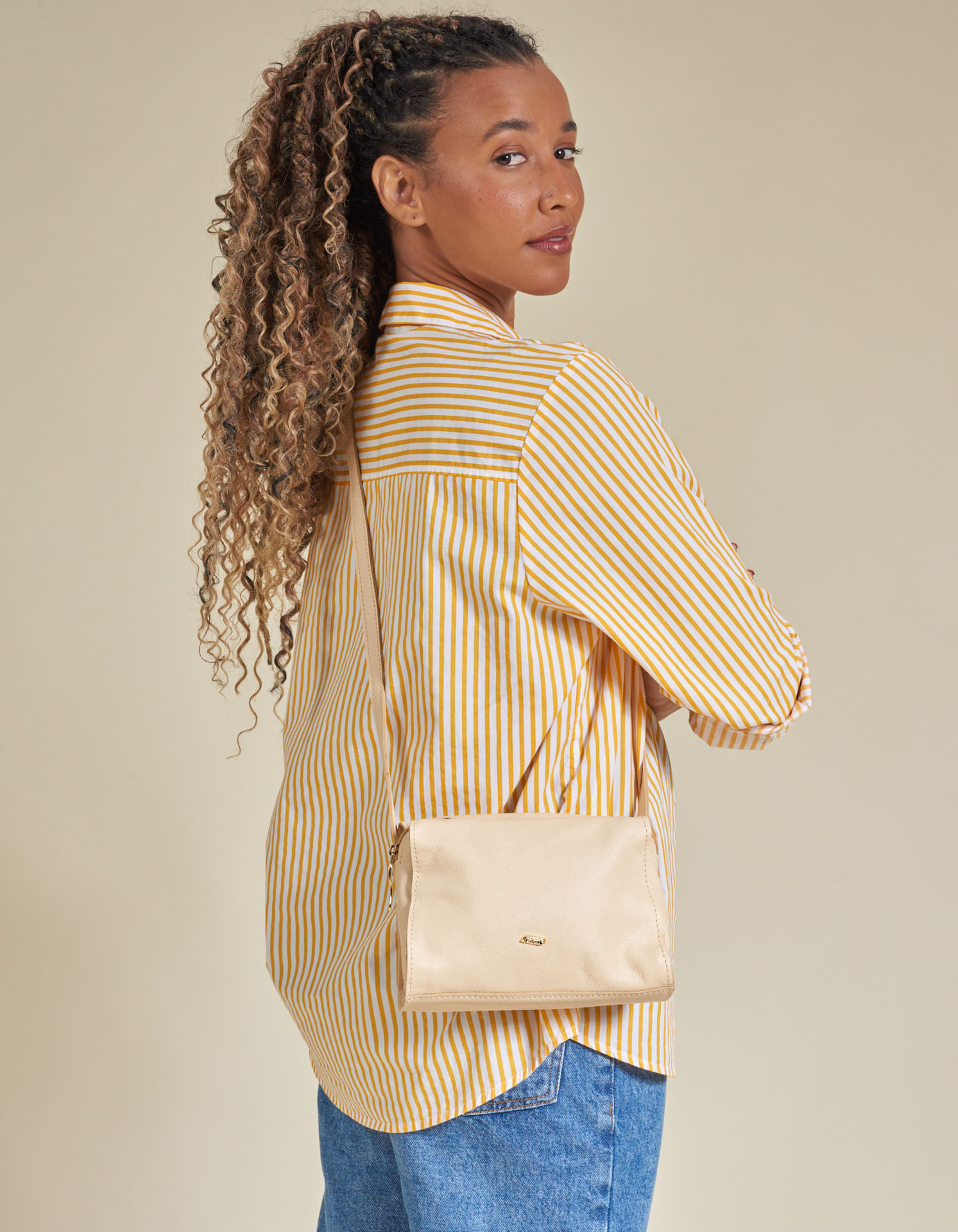 Bolsa Pequena Em Couro Com Bolso Frontal - Creme