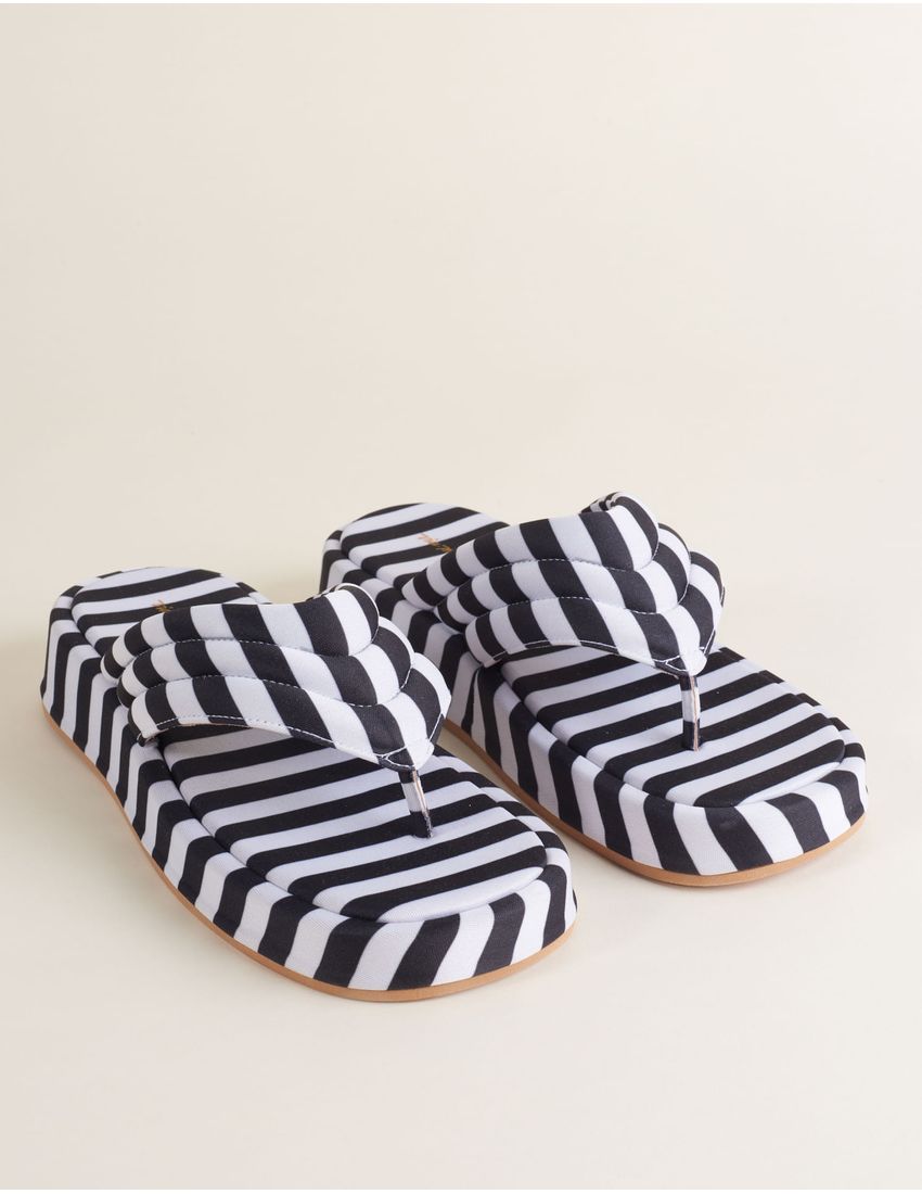 -Collab-Leticia-Spiller-Flatform-Listrada-em-preto-e-branco