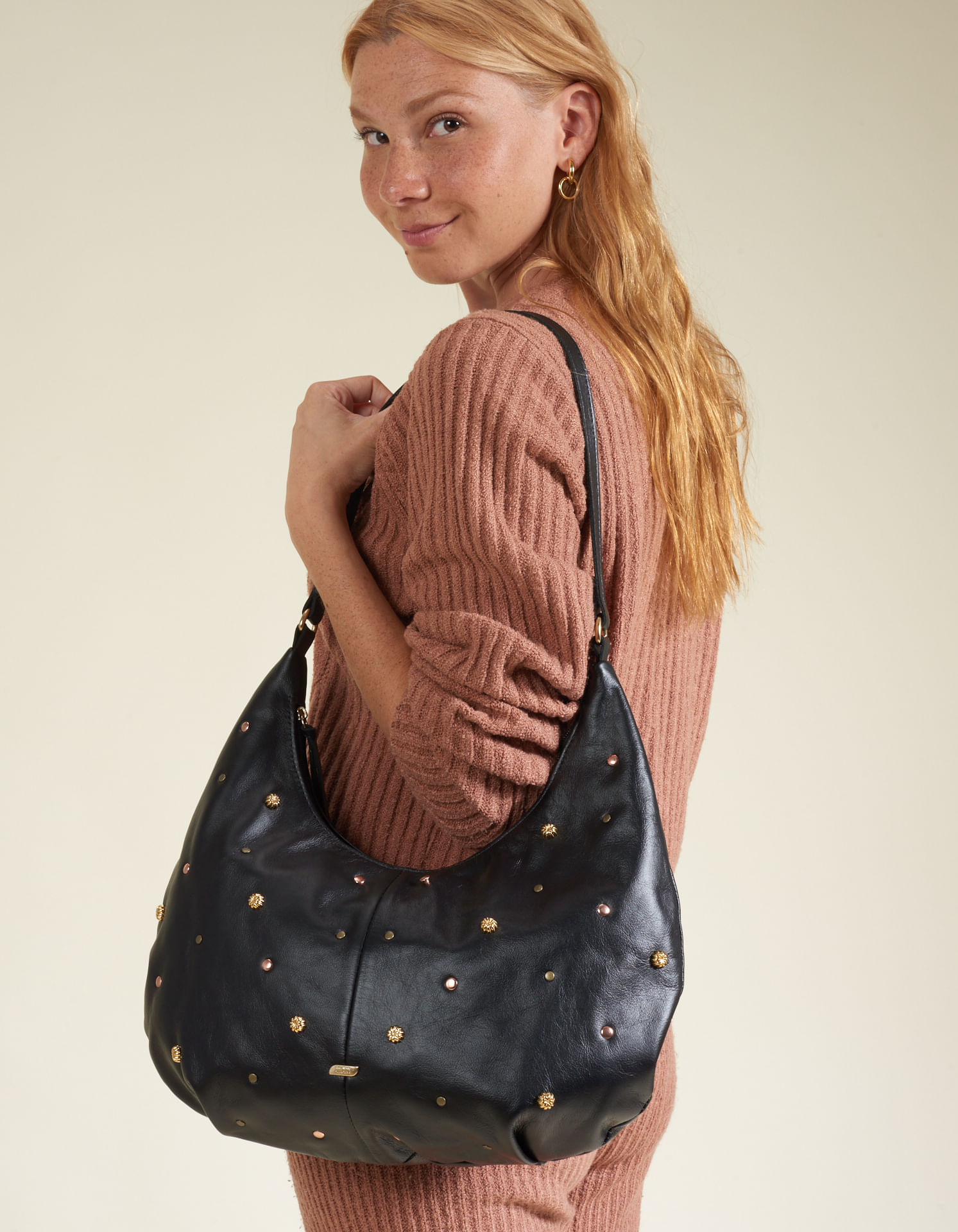 Bolsa Couro Meia Lua Com Pitangas - Preto