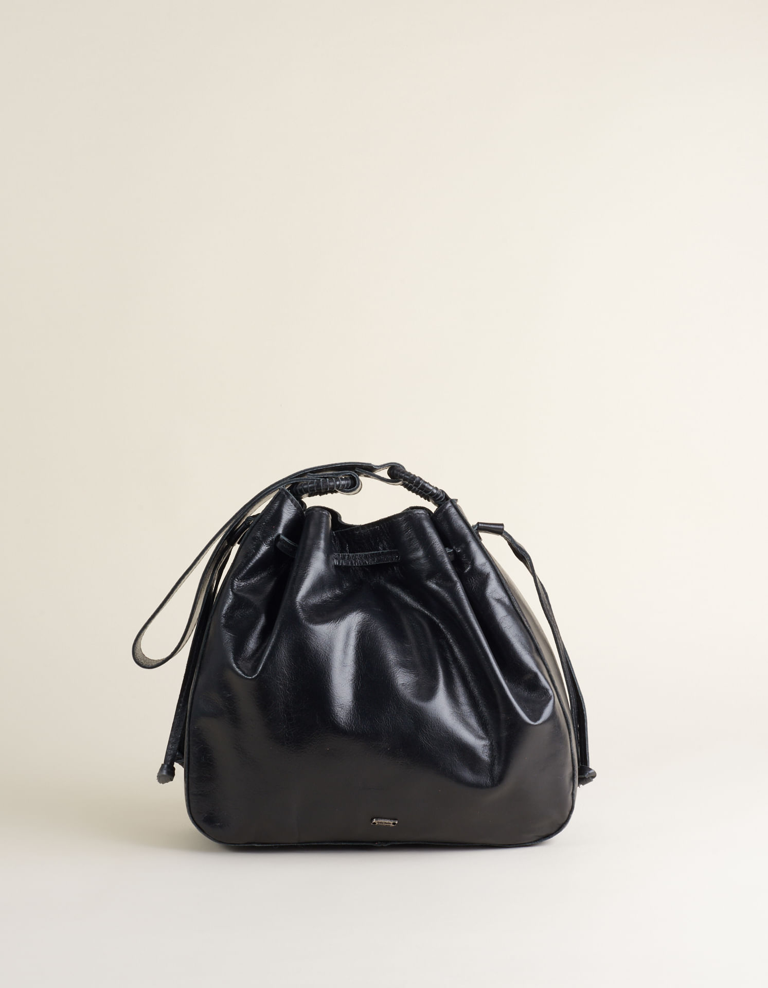 Bolsa Média Couro Encerado Argola - Preto