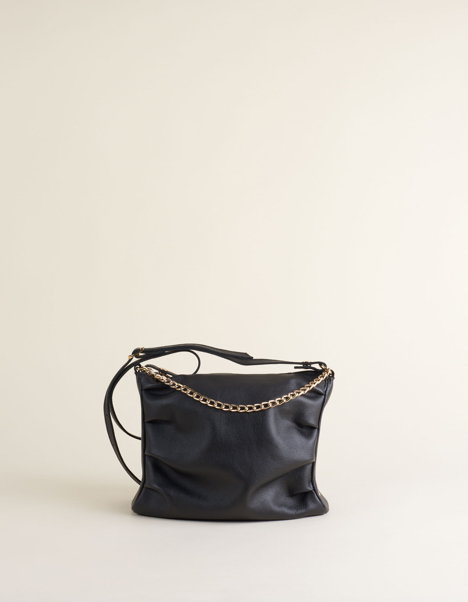 Bolsa Média Em Couro Com Pregas - Preto