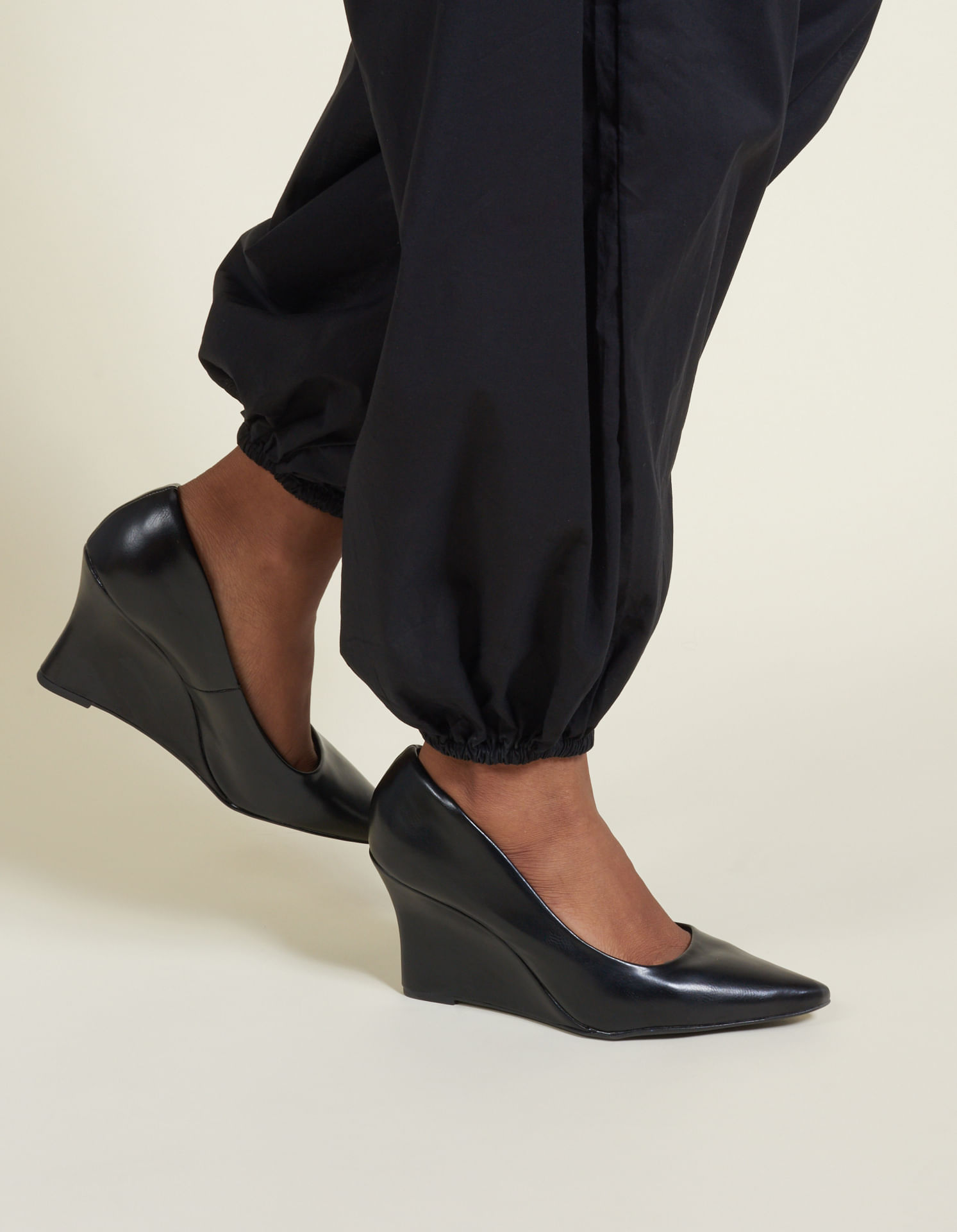 Scarpin Anabela Soft Encerado - Preto