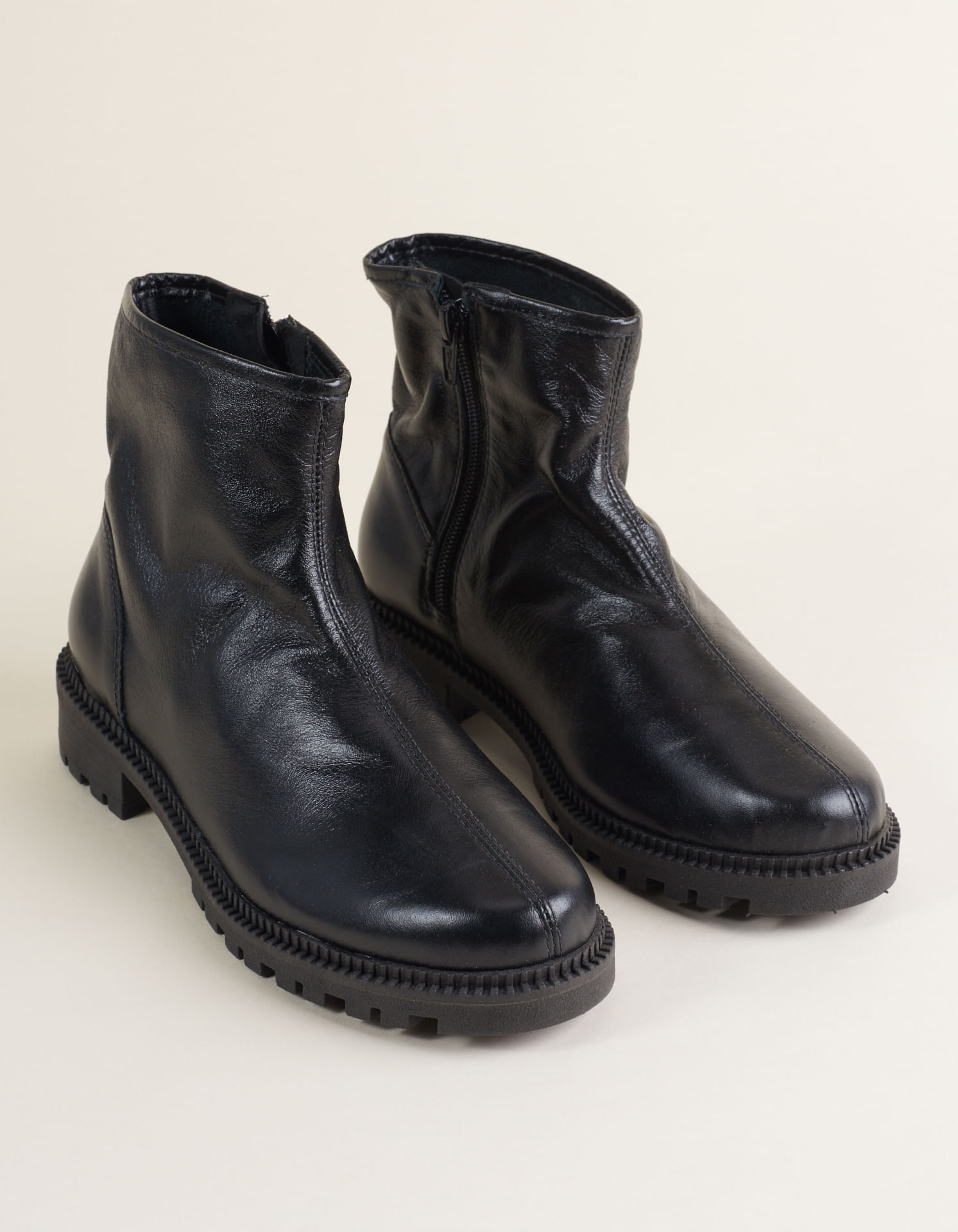 Bota De Cano Baixo Em Couro Com Solado Tratorado - Preto