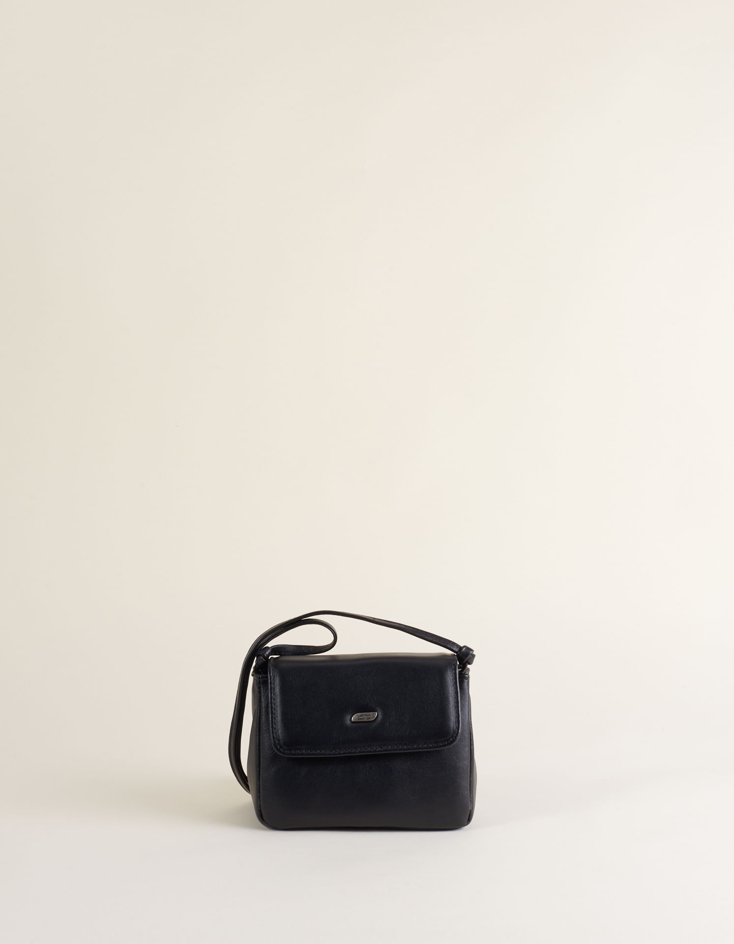 Bolsa Pequena Em Couro Macio Com Tampa - Preto