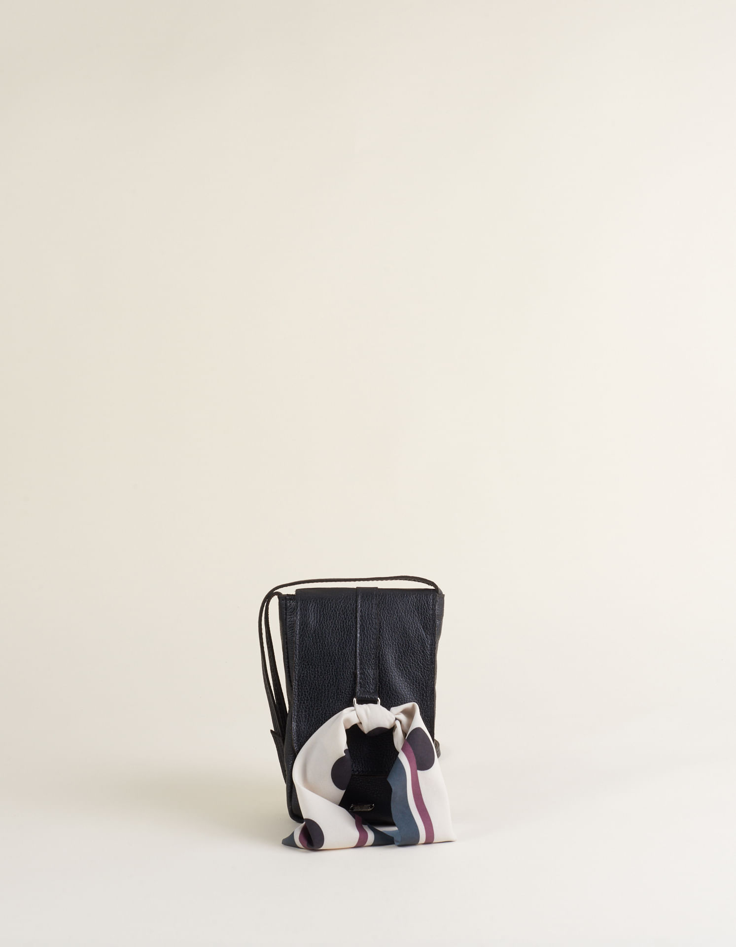 Bolsa Pequena Em Couro Com Lenço Estampado - Preto