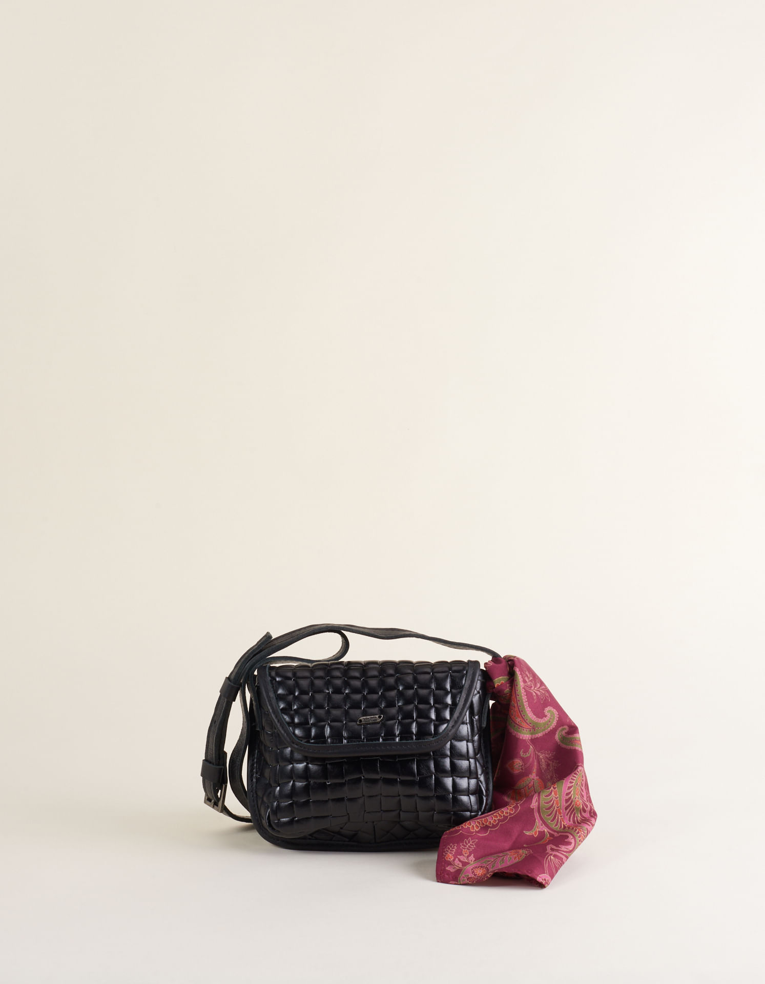 Bolsa Pequena Em Couro Texturizado E Lenço Estampado - Preto