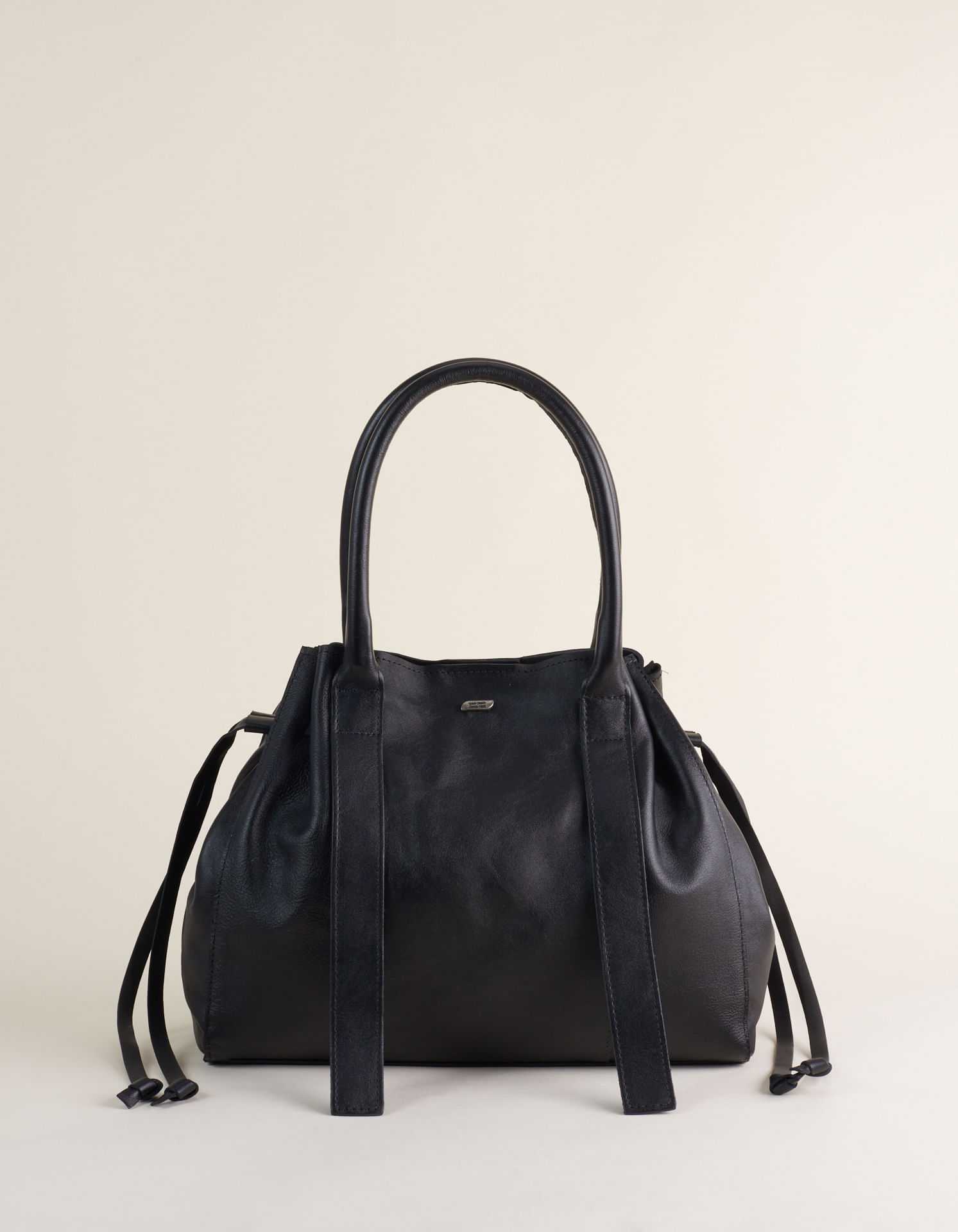 Bolsa Em Couro Com Enforques Laterais - Preto