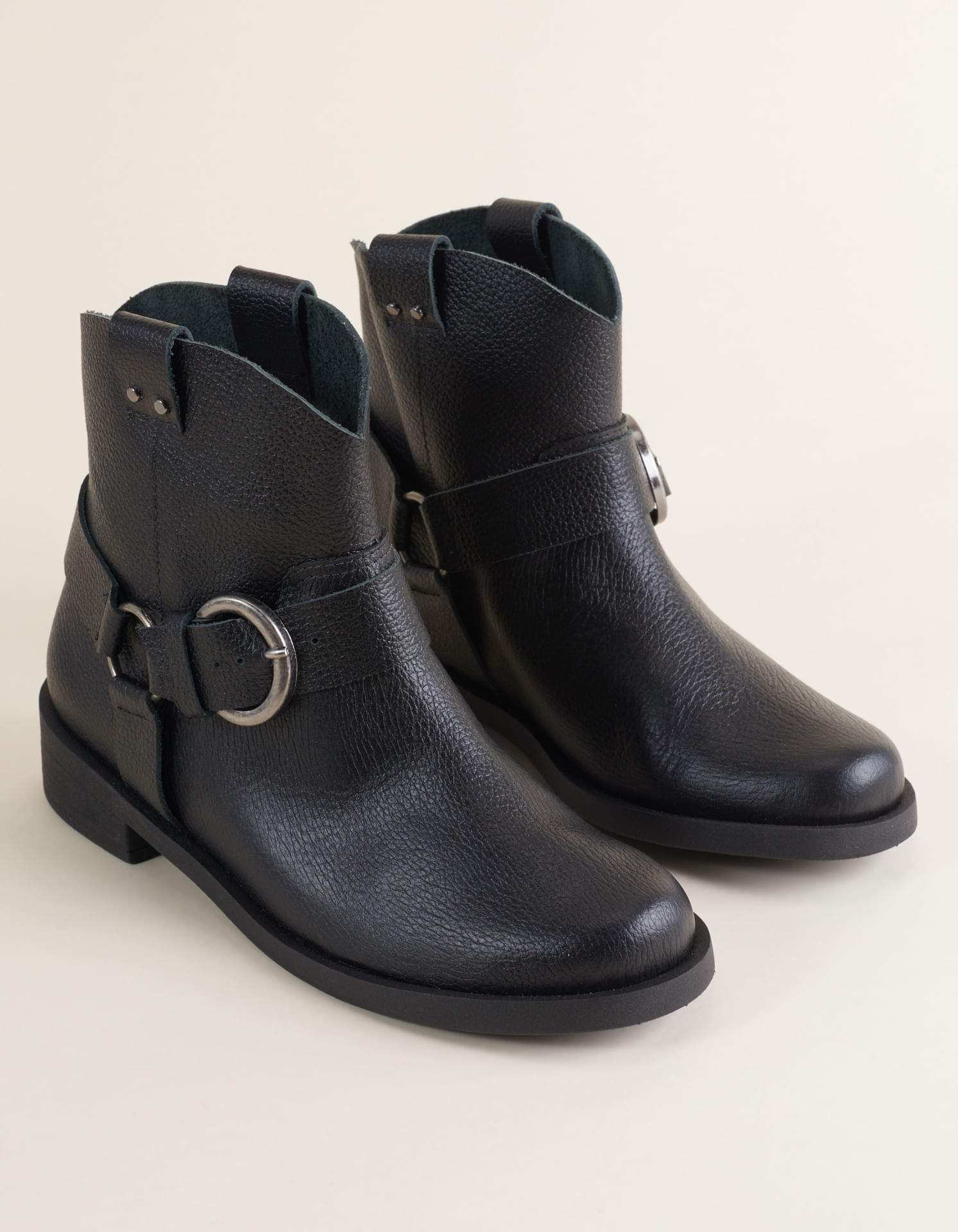 Bota Cano Baixo Em Couro Com Fivela - Preto