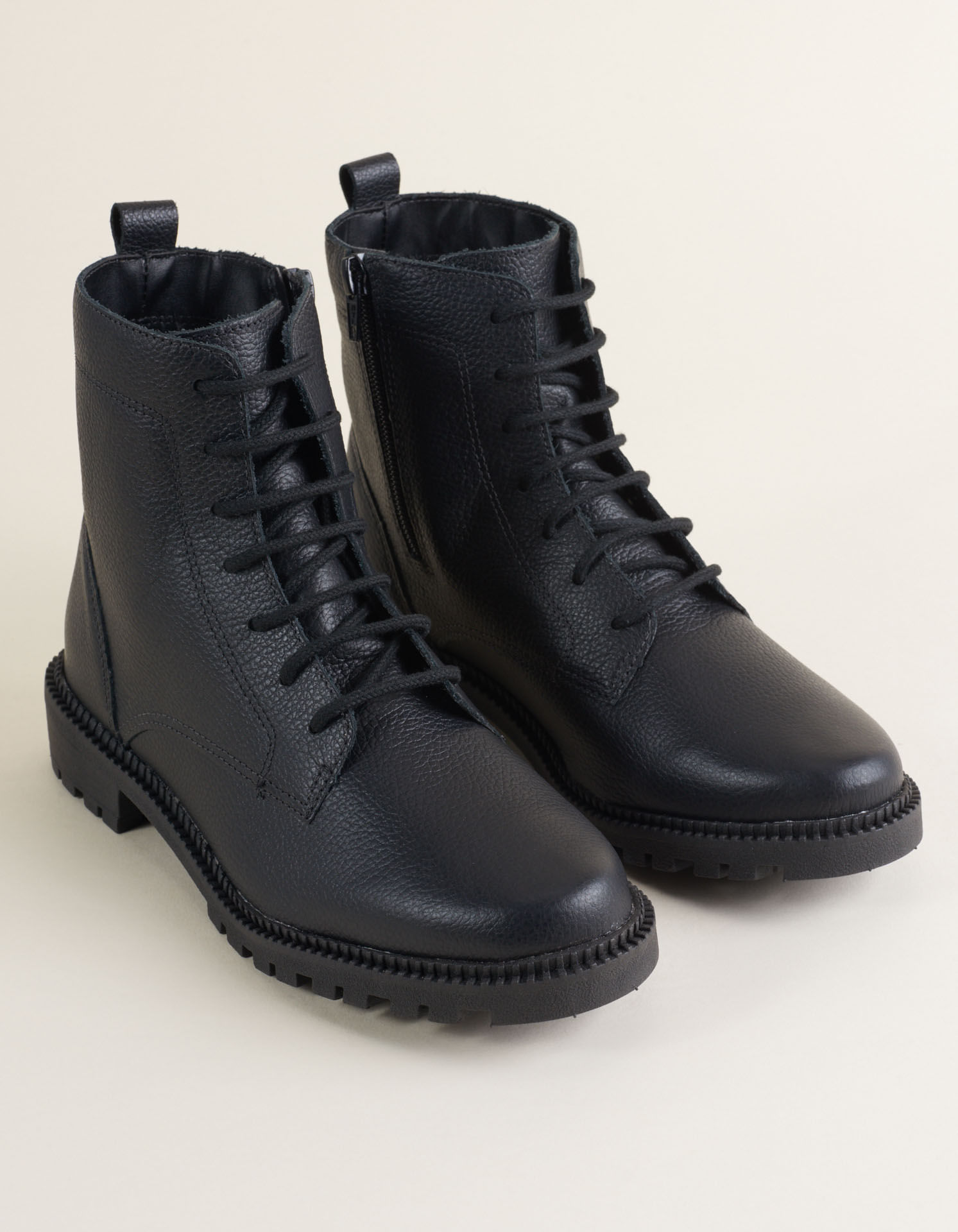 Bota Coturno Em Couro Tratorada - Preto
