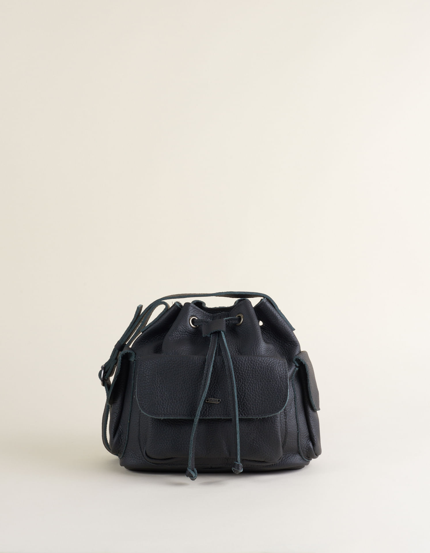 Bolsa Saco Em Couro Com Bolsos Frontais E Laterais - Preto