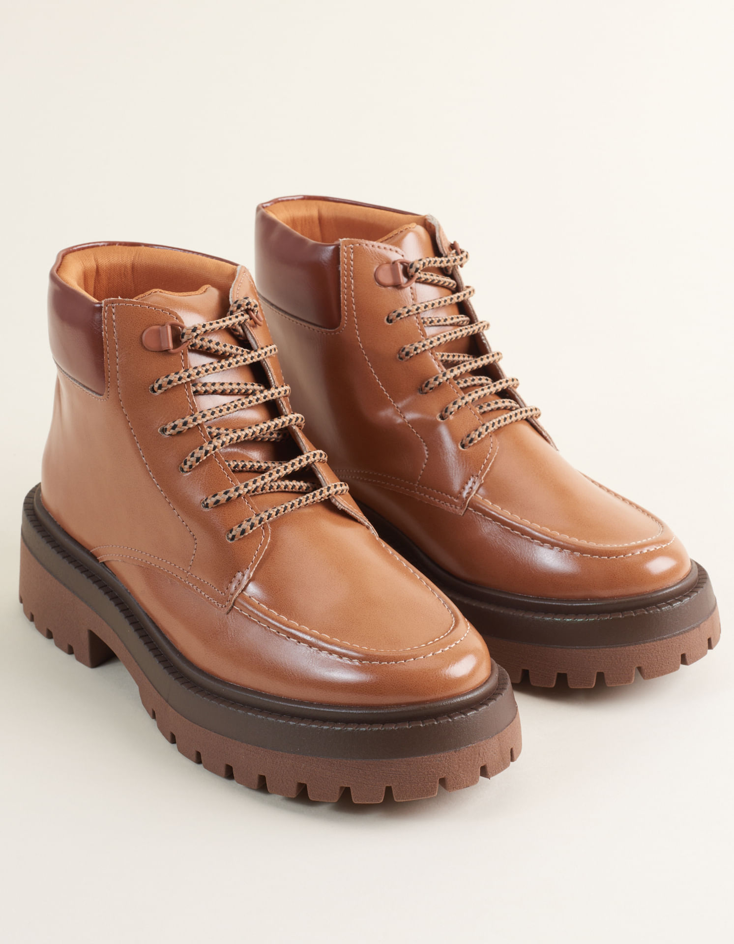 Bota Coturno Com Recorte Puffer - Caramelo