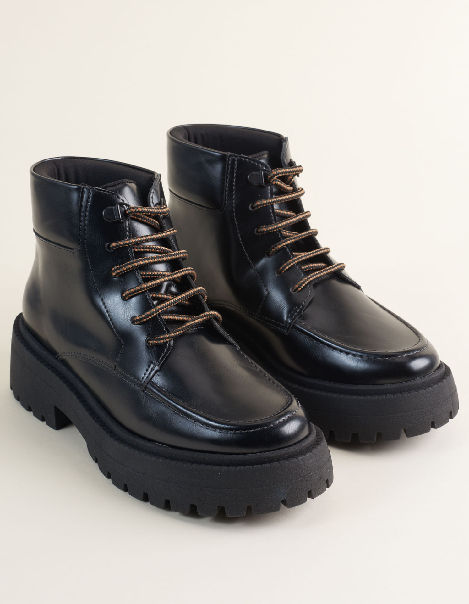 Bota Coturno Com Recorte Puffer - Preto