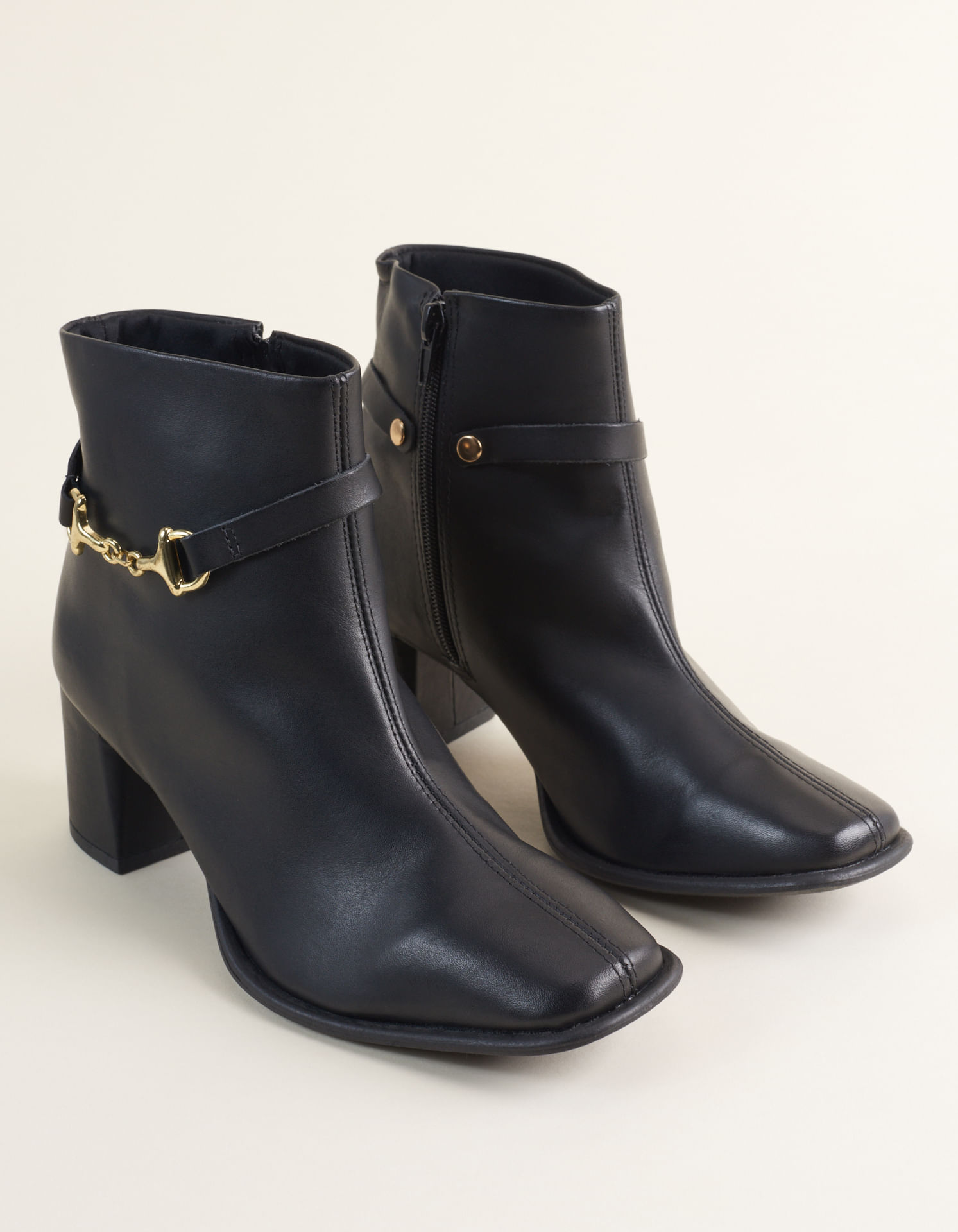 Bota Em Couro Com Bridão - Preto