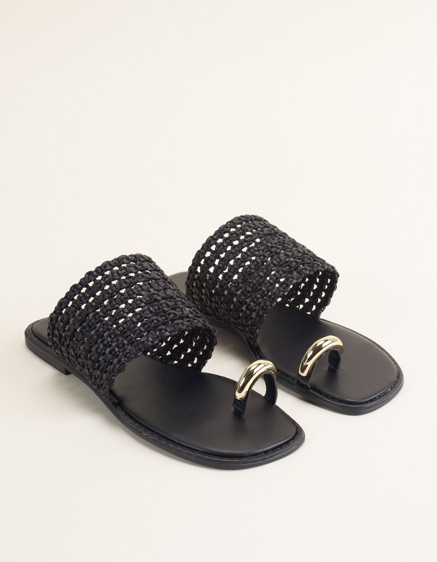Rasteira Em Soft Tramado Com Metal No Dedo - Preto