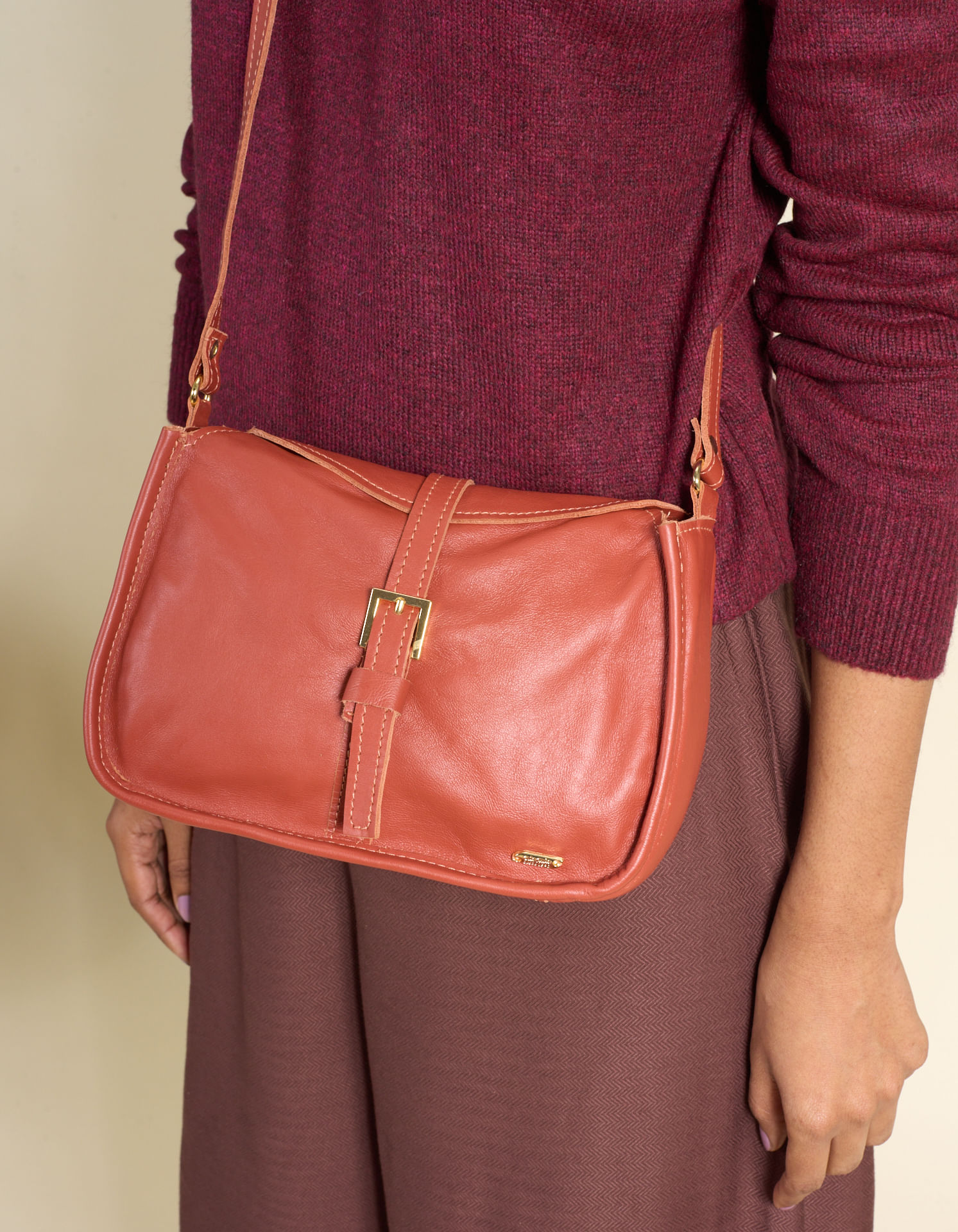 Bolsa Pequena Em Couro Com Lingueta E Fivela - Camel