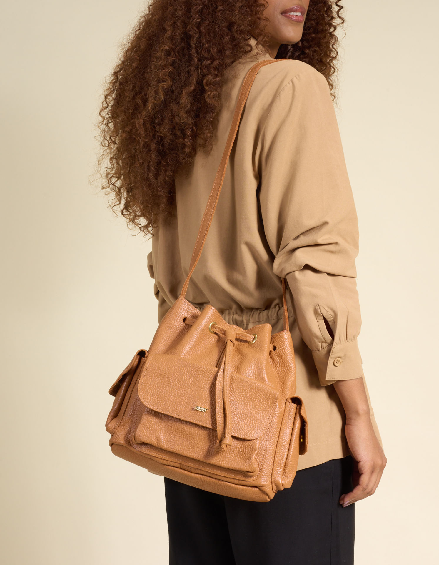 Bolsa Saco Em Couro Com Bolsos Frontais E Laterais - Caramelo