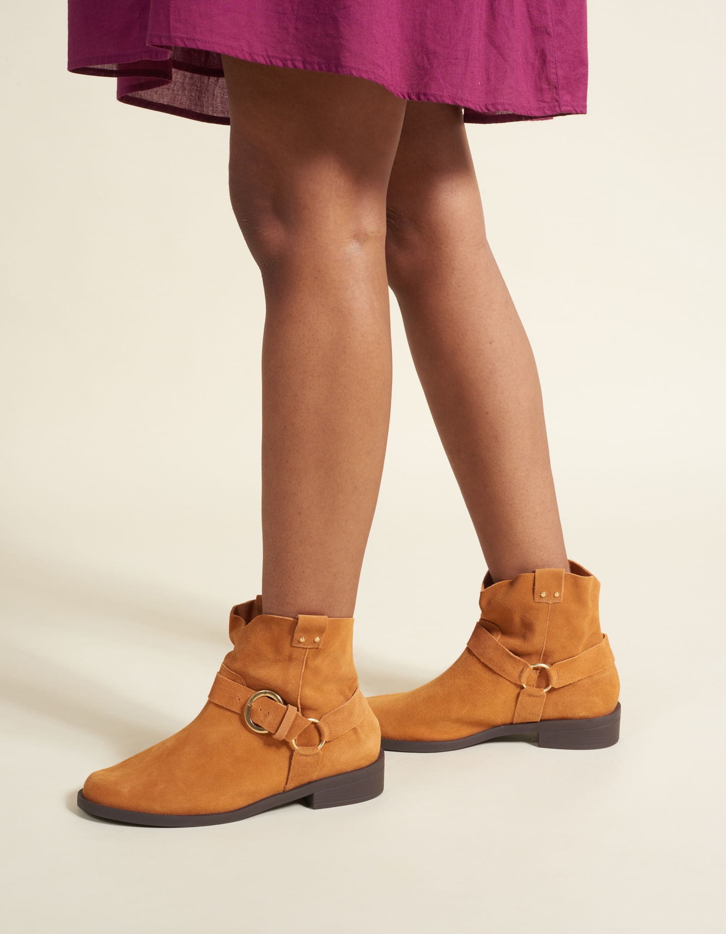 Bota Cano Baixo Em Couro Com Fivela - Caramelo